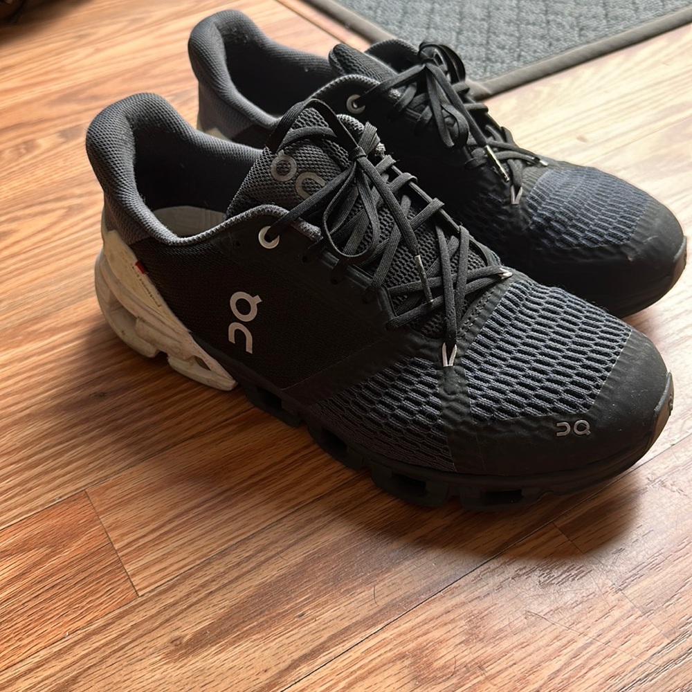 Tennis shoes